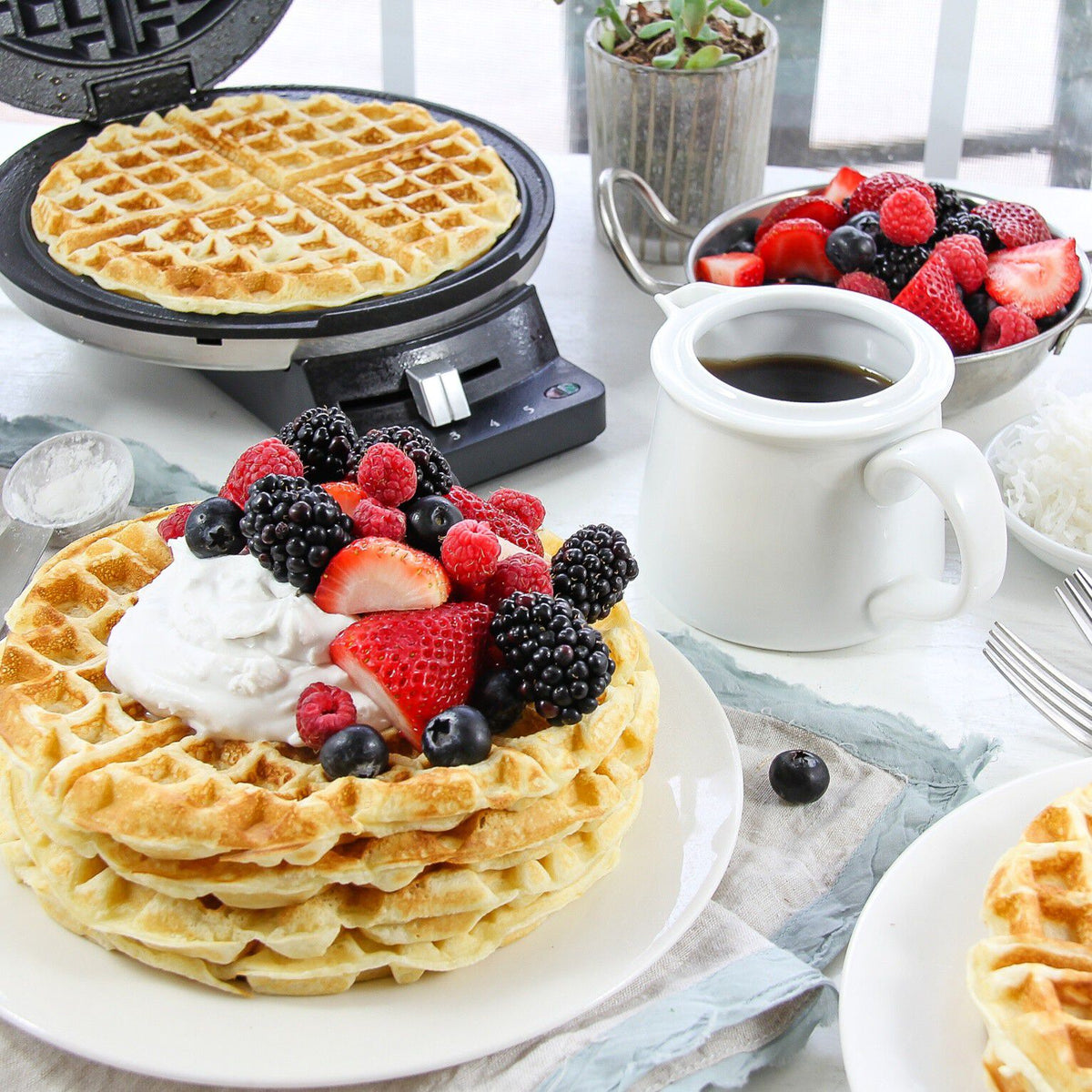 Round Classic Waffle Maker (WMR-CANAS) | Cuisinart Appliances
