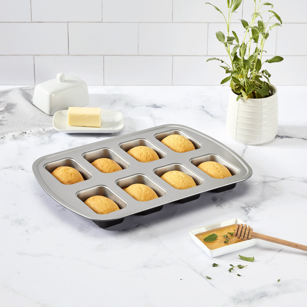 Chef's Classic™ Non-Stick 8-Cup Mini Cornbread Pan | Cuisinart Bakeware