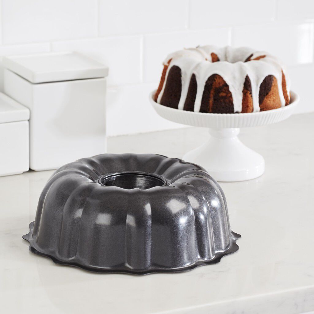 9.5" Fluted Cake Pan | Cuisinart Bakeware